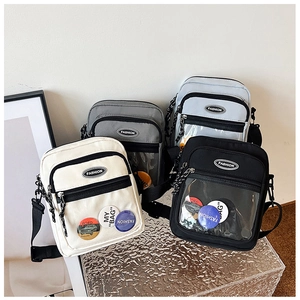 Detalle de bolsos bandolera de lona de colores con bolsillos de PVC y parches decorativos