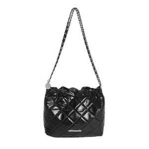 Schwarze gesteppte Eimertasche mit Kettenriemen und Rüschendetails auf weißem Hintergrund