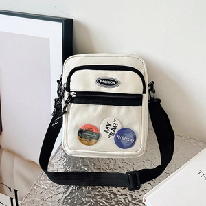 Bolso bandolera blanco de nailon para móvil con ribete negro y parches