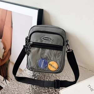 Bolso bandolera de nailon gris con bolsillo de PVC transparente y correa ajustable