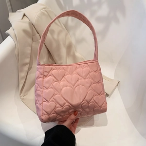 Roze schoudertas met hartstiksels van zacht nylon voor een trendy casual dagelijkse look