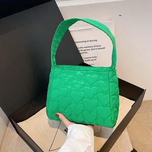 Lichtgroene tas met hartjesstiksel inclusief luxe geschenkverpakking en witte papieren tas