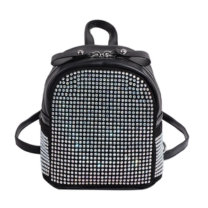 Glitzernder schwarzer Damenrucksack mit silbernen Strasssteinen und Lederriemen