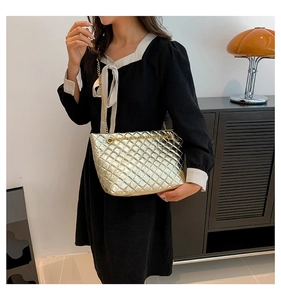Détails du sac à bandoulière matelassé doré avec une élégante bandoulière en chaîne dorée