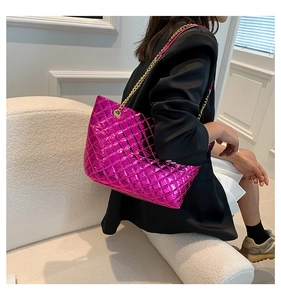 Détail du cabas matelassé magenta avec chaîne dorée et finition métallique brillante