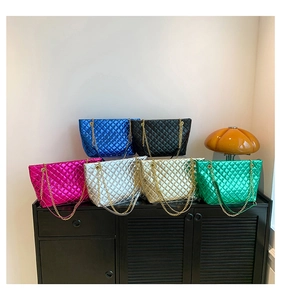 Vue détaillée de sacs cabas matelassés en six couleurs métallisées avec chaînes dorées