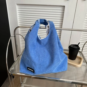 Sac Fourre-Tout en Velours Côtelé pour Femmes Grande Capacité Couleur Unie Sac à Épaule Avec Écusson Fashion Souple