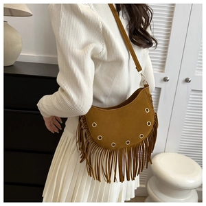 Vue détaillée du grand sac croissant en daim marron avec de longues franges
