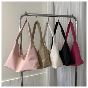 Detailed display of fashionable PU leather shoulder bags in five different chic colors