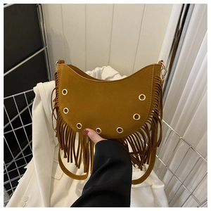 Détail du sac demi-lune avec de longues franges et des œillets métalliques dorés