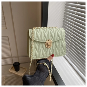 Nahaufnahme der minzgrünen gesteppten Handtasche mit goldener Kette und Drehverschluss