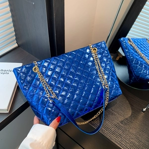 Sac fourre-tout matelassé bleu roi brillant avec bandoulière en chaîne dorée chic