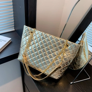 Sac fourre-tout matelassé doré métallisé avec bandoulière chaîne et intérieur spacieux