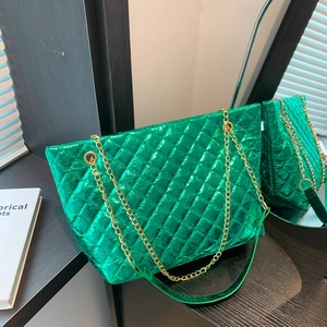 Sac fourre-tout matelassé vert vif avec coutures en losange et chaîne dorée