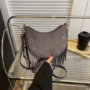Grand sac à bandoulière en daim gris foncé avec des franges et des œillets dorés chics