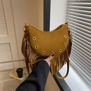 Sac bandoulière demi-lune en daim caramel avec franges et œillets métalliques dorés