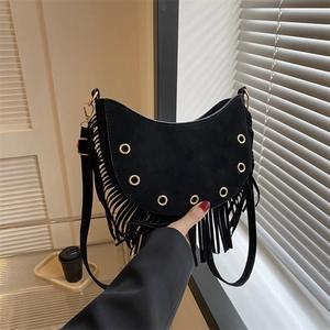 Grand sac à bandoulière noir mat en faux daim avec pompons et design bohème chic