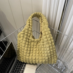 Sac fourre-tout jaune à texture popcorn avec design plissé moderne et épuré