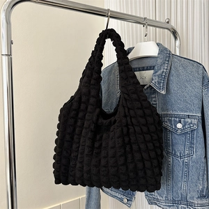 Sac à bandoulière noir chic à texture bulles avec design froncé et bandoulière intégrée