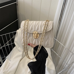 Schicke beige Stepp-Umhängetasche mit goldener Kette und elegantem Drehverschluss