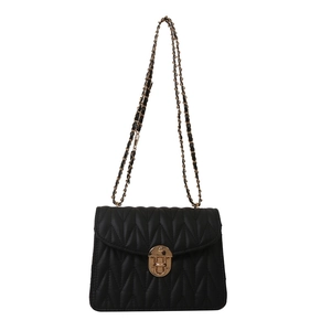 Klassische schwarze Stepptasche mit V-Muster, Lederriemen und goldenem Kettenverschluss