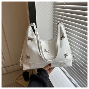 Détail du sac cabas en cuir PU blanc souple avec papillons argentés et forme hobo