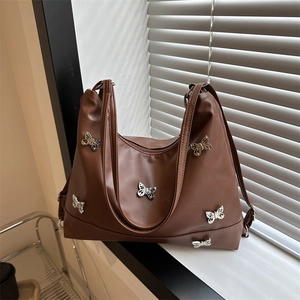 Sac cabas en cuir souple marron avec ornements papillon argentés et deux anses