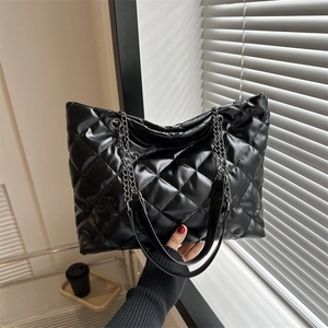Large capacity black quilted tote bag with silver chain strap for women autumn winter