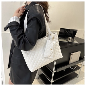 Detail der weißen gesteppten Shopper-Tasche mit Rautenmuster und passendem Kleingeldbeutel