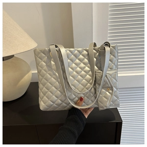 Silbergraue Shopper-Tasche mit Rautensteppung und passender kleiner Reißverschlusstasche
