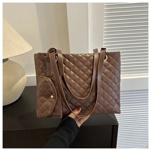Detailansicht der braunen gesteppten Tragetasche mit passender kleiner Münztasche