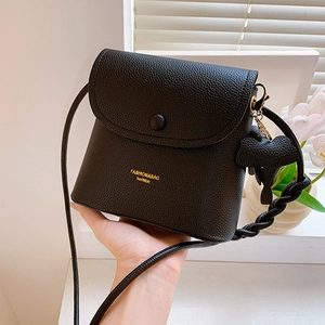 Minimalist PU Leather Litchi Grain Shoulder Bag For Women Retro Crossbody Bag With Braided Strap Elephant Charm Small Bucket Bag