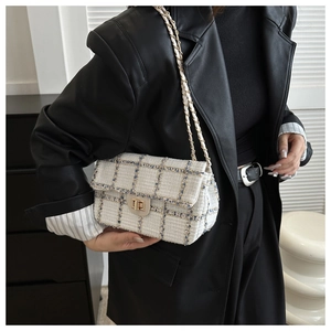 Détail du sac à bandoulière en tweed blanc à carreaux avec chaîne dorée et fermoir