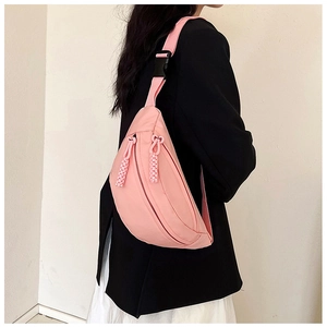 Rosa sportliche Brusttasche mit Doppelreißverschluss und verstellbarem Gurt am Modell