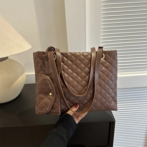 Dunkelbraune Stepp-Tragetasche mit Rautenmuster und passender kleiner Tasche