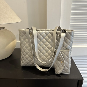 Elegante silberne Stepp-Tragetasche mit passendem Mini-Beutel und Metallic-Finish