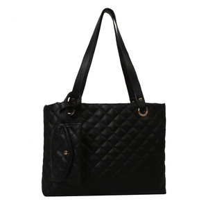 Schwarze gesteppte Tote Bag aus Kunstleder mit kleinem Beutel und Goldbeschlägen