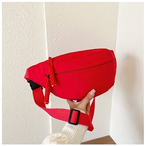 Detail der roten Gürteltasche aus Nylon mit geflochtenen Seil-Reißverschlusszügen