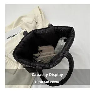 Ampia borsa tote trapuntata nera con spazio interno per cellulare, portafoglio e ombrello