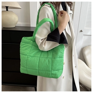 Vista dettagliata della borsa in nylon trapuntata verde brillante con manici imbottiti