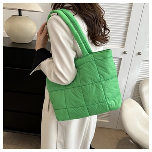 Dettaglio della borsa tote in nylon trapuntato verde brillante con texture imbottita