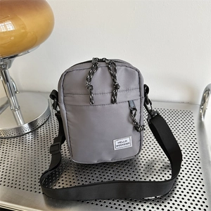 Borsa a tracolla in tessuto oxford grigio con tracolla regolabile ed etichetta Hello Weekend