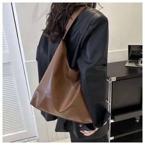 Détail du sac cabas marron caramel avec texture en cuir premium et large bandoulière
