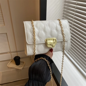 Elegante borsa a tracolla trapuntata bianca con catena d'oro e chiusura in metallo