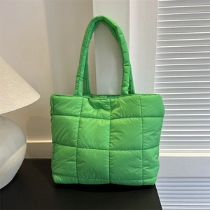 Borsa tote trapuntata verde brillante minimalista con un design imbottito moderno per l'uso