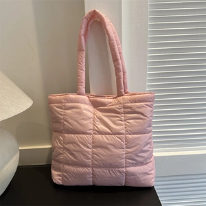 Borsa tote trapuntata rosa chiaro minimalista in nylon imbottito con manico largo