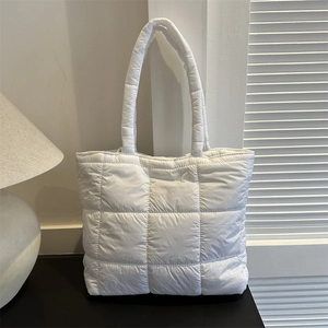 Borsa tote trapuntata bianca in nylon stile puffer con spallacci versatili e leggeri