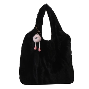 Sac fourre-tout minimaliste en peluche noire avec breloque de poupée rose pour femmes
