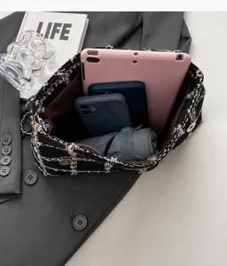 Binnenaanzicht van de grote tweed kettingtas met ruimte voor een tablet en een paraplu