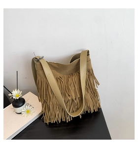 Detail der khakifarbene Wildledertasche mit dreilagigen Fransen und Metallschnallen